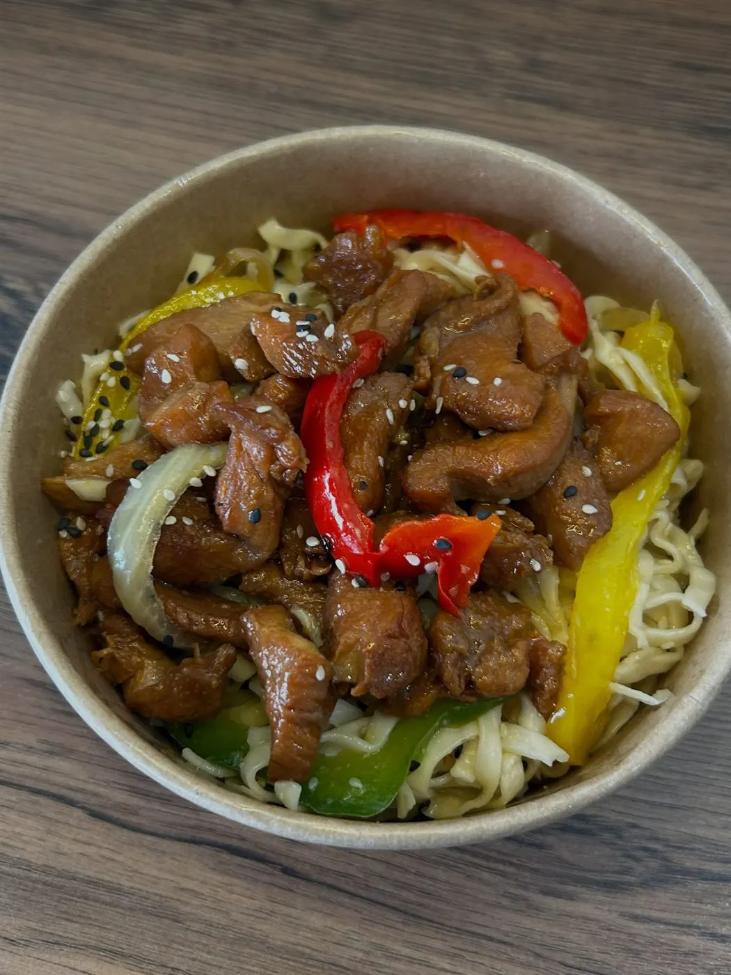 Nouilles chinoises et poulet sauce soja, cuisine du monde faite maison Aumont-Aubrac